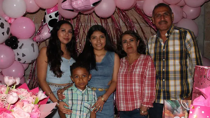 Camila con sus tíos y primos.